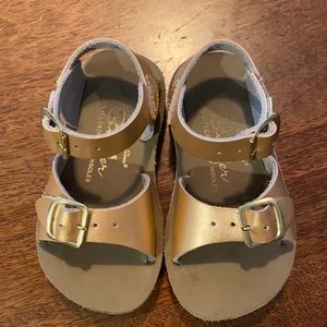 Salt water sandals size 5 rose gold